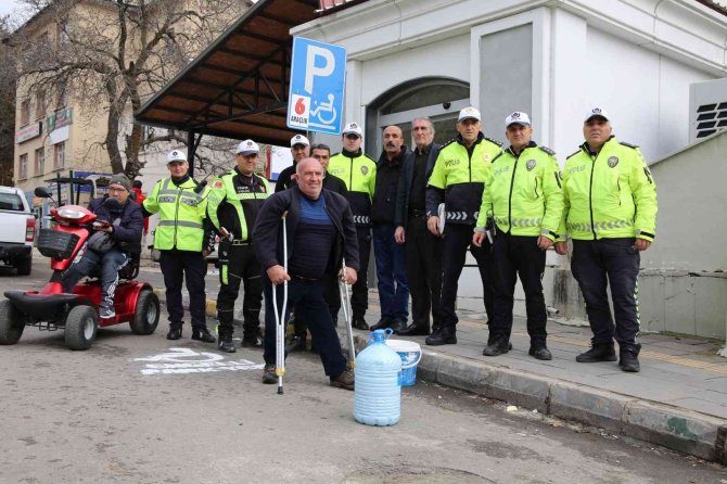 Polis Ve Engelliler Birlikte, Engelli Park Yerlerini Çizdi