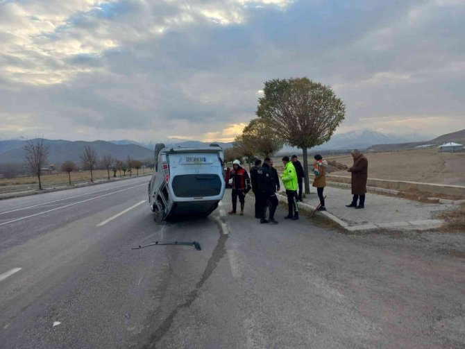 Kamyonetle Minibüs Çarpıştı: 2 Yaralı