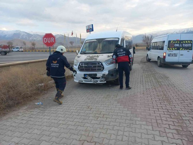 Kamyonetle Minibüs Çarpıştı: 2 Yaralı