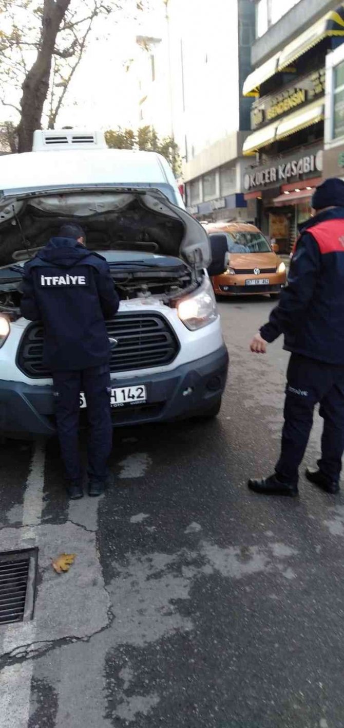 Aracın Motoruna Giren Kediyi İtfaiye Kurtardı
