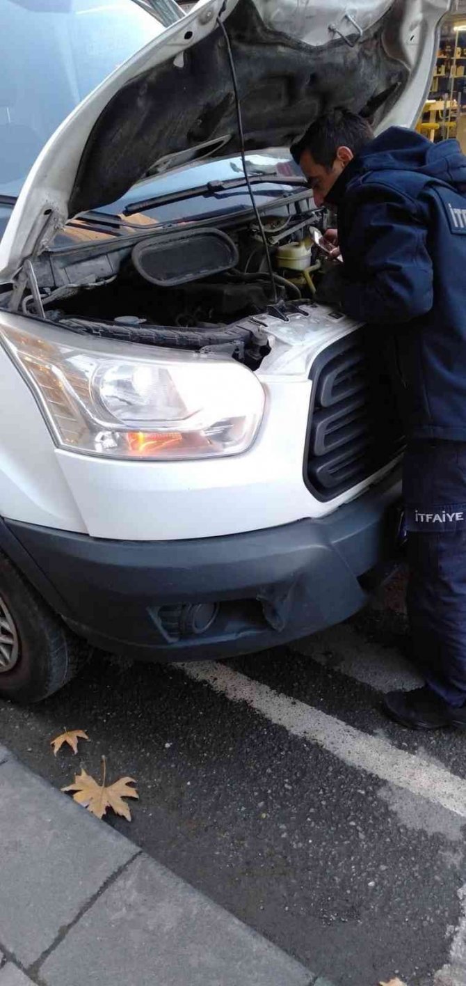 Aracın Motoruna Giren Kediyi İtfaiye Kurtardı