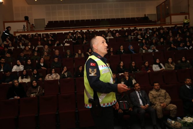 Üniversite Öğrencilerine Trafik Eğitimi Verildi