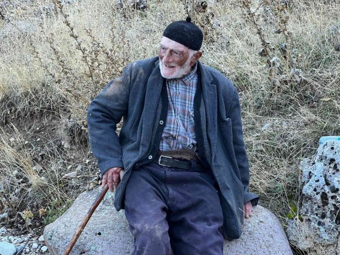Kaybolan 90 Yaşındaki Yaşlı Adamı Jandarma Drone İle Buldu