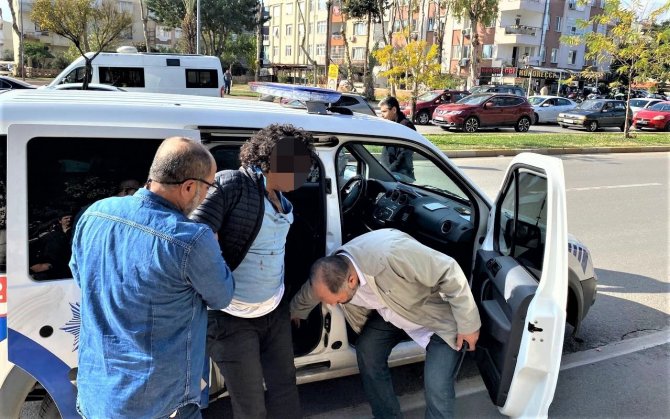 Antalya’da Trafikte Motosikletli Kurye Dehşeti: Kapı Anahtarı İle 3 Polisi Yaraladı