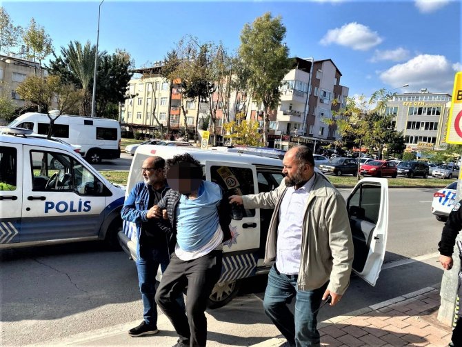 Antalya’da Trafikte Motosikletli Kurye Dehşeti: Kapı Anahtarı İle 3 Polisi Yaraladı