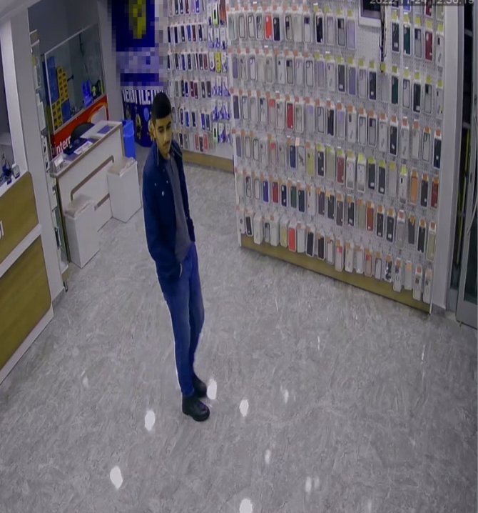 Arnavutköy’de Bir Telefoncu Dükkanından Sadaka Kutusunu Çalan Hırsızın Rahatlığı Hayrete Düşürdü