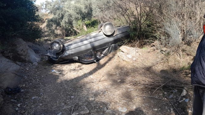 Otomobil 5 Metre Yükseklikten Uçuruma Yuvarlandı