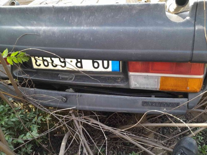 Otomobil 5 Metre Yükseklikten Uçuruma Yuvarlandı