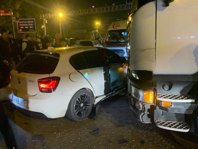 Batman’da Feci Kaza: Otomobil Tırın Altına Girdi, 5 Kişi Yaralandı