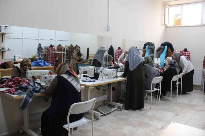 Kadınlar, Ürettikleri Kıyafetleri Satarak Ev Ekonomilerine Katkı Sağlıyor