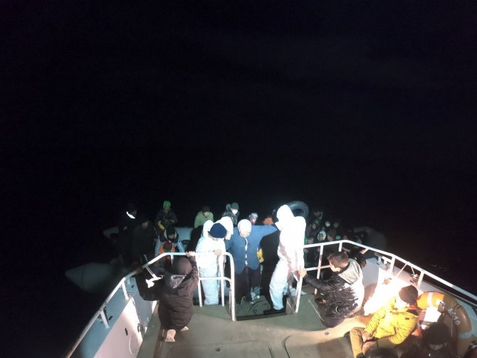 Yunan Unsurları Tarafından Ölüme Terk Edilen 118 Kaçak Göçmen Sahil Güvenlik Ekiplerince Kurtarıldı