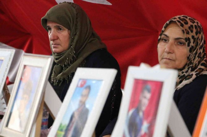 Evlat Nöbetindeki Anne Çocuğunun Fotoğrafına Bakıp Gözyaşı Döküyor