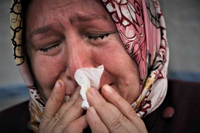 Evlat Nöbetindeki Anne Çocuğunun Fotoğrafına Bakıp Gözyaşı Döküyor