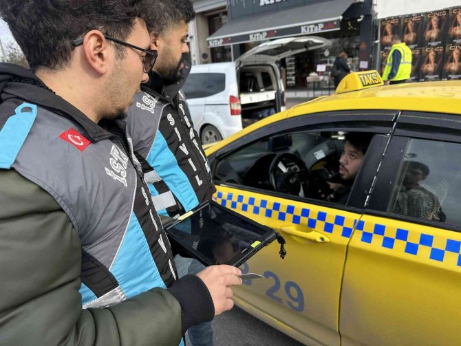 Ceza Yiyince Sinirlenen Taksici Gazetecilerin Yakınından Hızlı Geçince Bir Ceza Daha Yedi