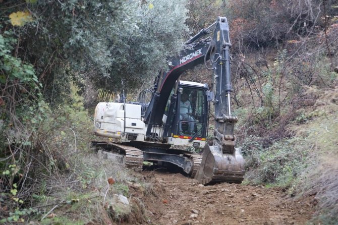 Efeler’in Ekipleri Kozalaklı Zeytinlik Yolunu Açtı