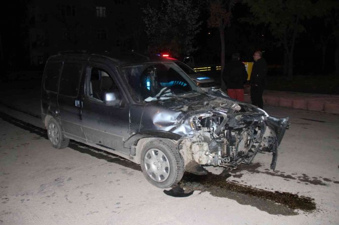 Elazığ’da Minibüs İle Hafif Ticari Araç Çarpıştı: 7 Yaralı
