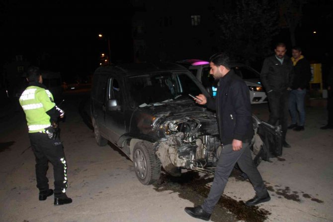 Elazığ’da Minibüs İle Hafif Ticari Araç Çarpıştı: 7 Yaralı