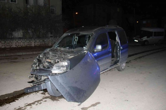 Elazığ’da Minibüs İle Hafif Ticari Araç Çarpıştı: 7 Yaralı