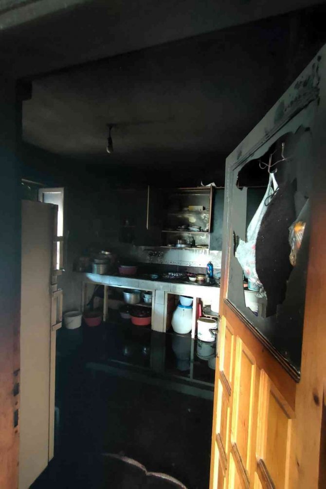 Çakmakla Oynayan Çocuğun Çıkardığı Yangın Evi Kullanılmaz Hale Getirdi