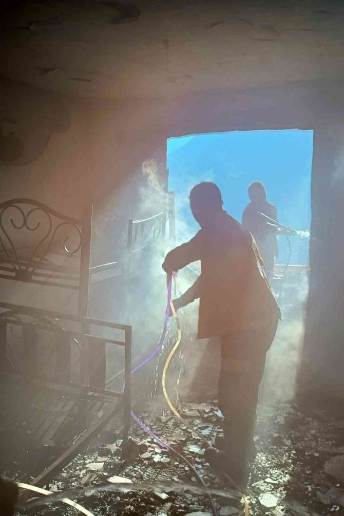 Çakmakla Oynayan Çocuğun Çıkardığı Yangın Evi Kullanılmaz Hale Getirdi