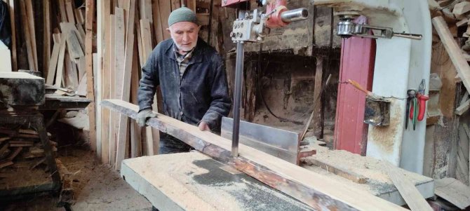 İ̇lerlemiş Yaşına Rağmen 500 Kiloluk Tomrukları Keresteye Dönüştürüyor
