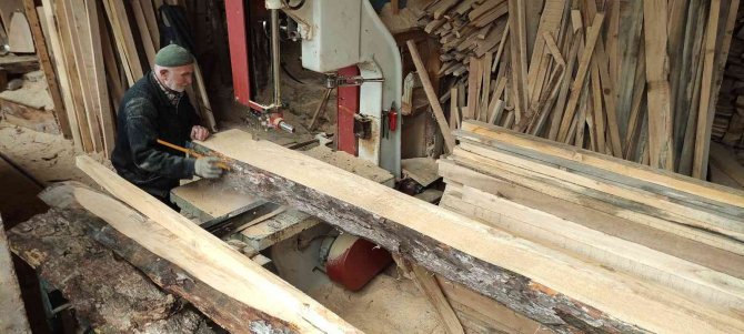 İ̇lerlemiş Yaşına Rağmen 500 Kiloluk Tomrukları Keresteye Dönüştürüyor