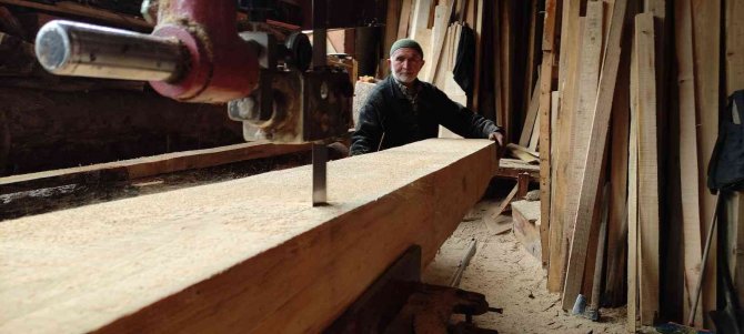 İ̇lerlemiş Yaşına Rağmen 500 Kiloluk Tomrukları Keresteye Dönüştürüyor