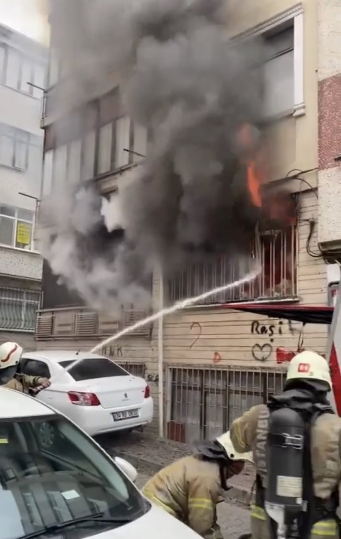Fatih’te Bir Daire Alev Alev Yandı
