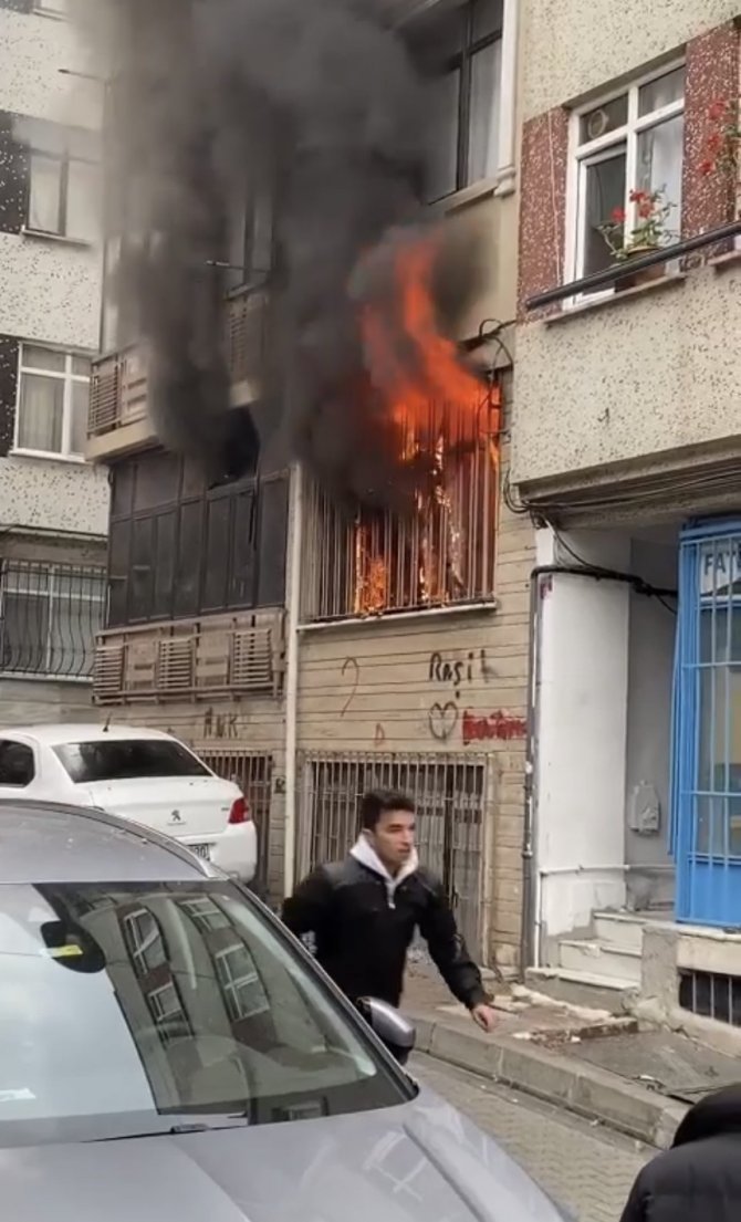 Fatih’te Bir Daire Alev Alev Yandı