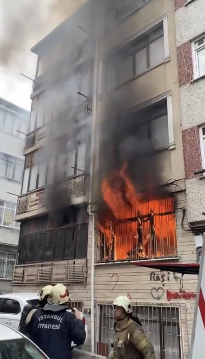 Fatih’te Bir Daire Alev Alev Yandı