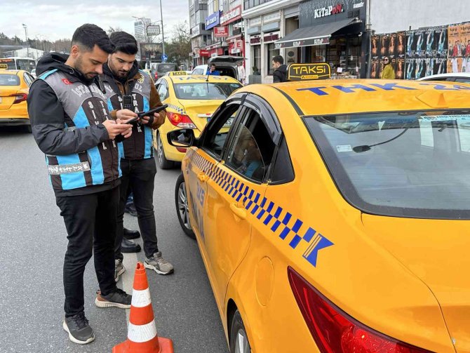 Ceza Yiyince Sinirlenen Taksici Gazetecilerin Yakınından Hızlı Geçince Bir Ceza Daha Yedi