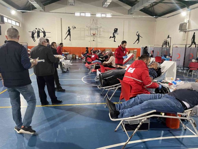 Kartal Şehit Şükrü Bayrakçı İ̇lkokulu’nda Kan Bağışı Kampanyasına Yoğun İlgi