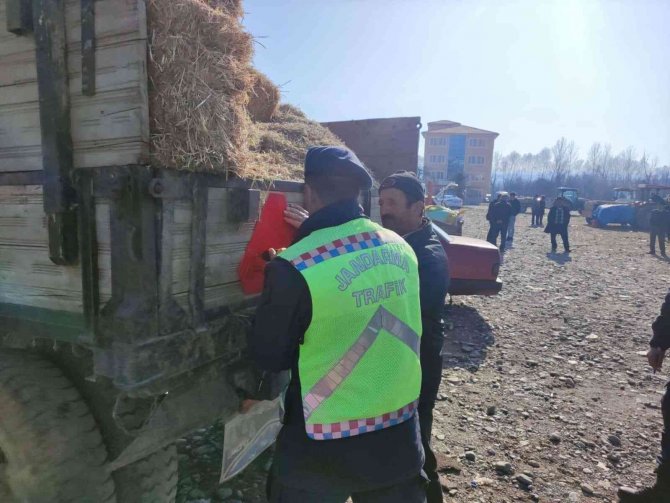 Sarımsak Pazarında Traktör Sürücülerine Reflektör Dağıtıldı