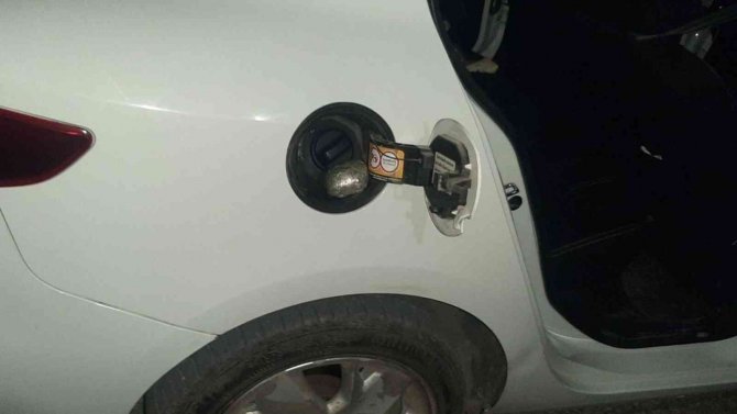 Otomobilin Akaryakıt Deposu Kapağından Uyuşturucu Çıktı