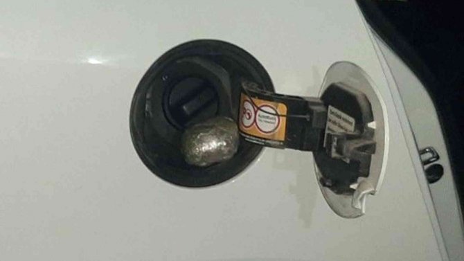 Otomobilin Akaryakıt Deposu Kapağından Uyuşturucu Çıktı