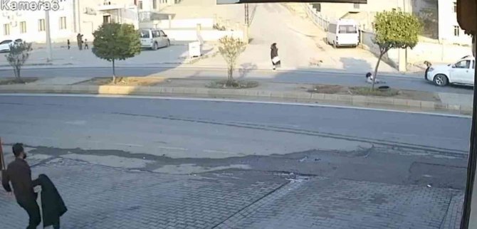 Köpekten Kaçan Küçük Kız Aracın Altında Kalmaktan Son Anda Kurtuldu