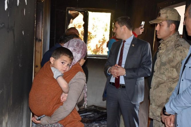 Çakmakla Oynayan Çocuğun Çıkardığı Yangın Evi Kullanılmaz Hale Getirdi