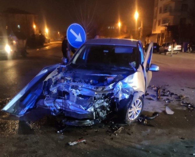 Malatya’da İki Otomobil Çarpıştı: 1’i Ağır 3 Yaralı