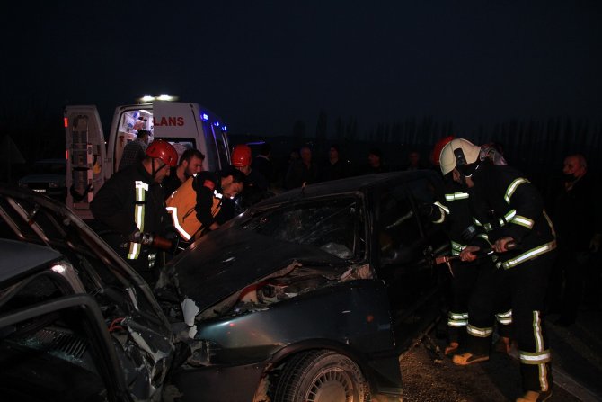 İ̇ki Otomobil Kafa Kafaya Çarpıştı: 1 Ölü, 2’si Çocuk 5 Yaralı