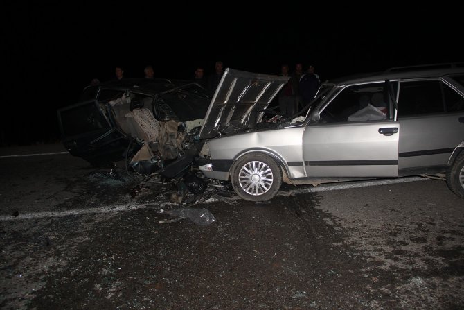 İ̇ki Otomobil Kafa Kafaya Çarpıştı: 1 Ölü, 2’si Çocuk 5 Yaralı