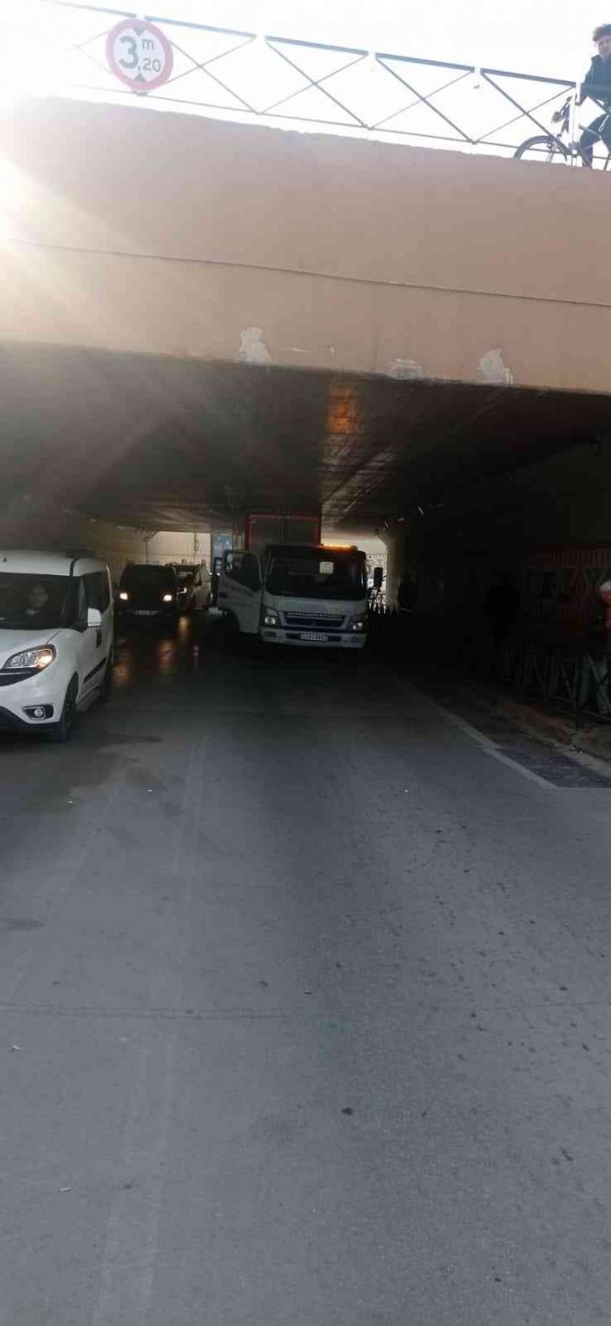 Mesafeyi Hesaplamayan Kamyonet Sürücüsü, Altgeçitte Sıkıştı