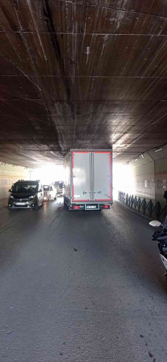 Mesafeyi Hesaplamayan Kamyonet Sürücüsü, Altgeçitte Sıkıştı