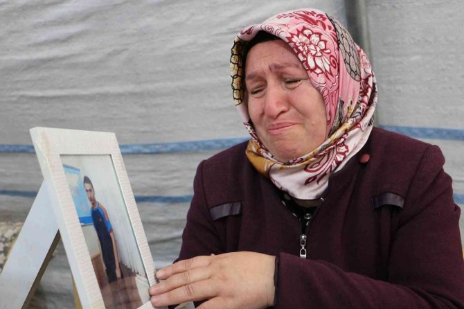Evlat Nöbetindeki Anne Çocuğunun Fotoğrafına Bakıp Gözyaşı Döküyor