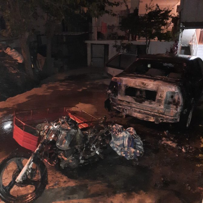 Yangında Otomobil Ve Motosiklet Kullanılamaz Hale Geldi