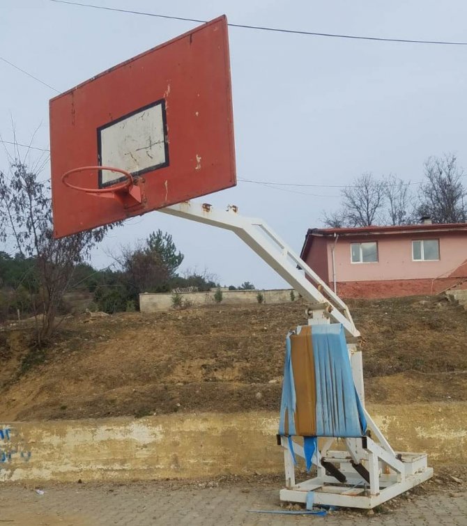 Basketbol Potasına Sıkışarak Ölen Minik Metehan Son Yolculuğuna Uğurlandı