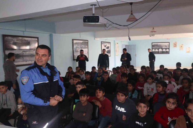 Cizre’de Öğrencilere Polislik Mesleği Tanıtıldı