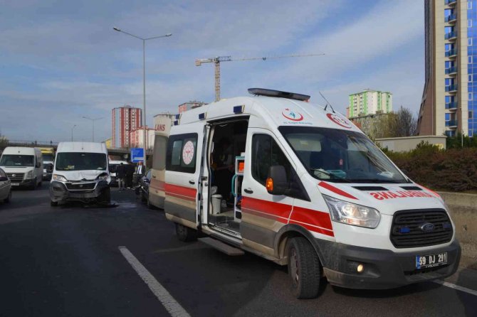 Yolda Gezen Köpek Kazaya Neden Oldu: 3 Yaralı