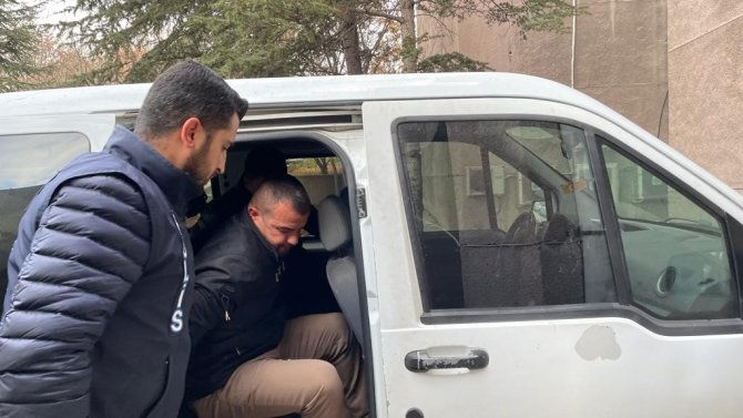 Yenilik Partisi Genel Başkanı Öztürk Yılmaz’a Bıçaklı Saldırıda Bulunduğu İddiasıyla Yakalanarak Gözaltına Alınan Serhat K., Ankara Adliyesine Getirildi.