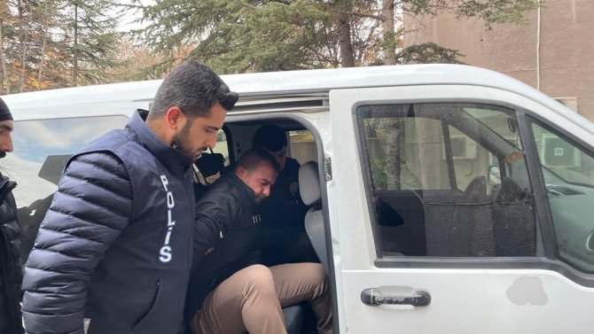 Yenilik Partisi Genel Başkanı Öztürk Yılmaz’a Bıçaklı Saldırıda Bulunduğu İddiasıyla Yakalanarak Gözaltına Alınan Serhat K., Ankara Adliyesine Getirildi.