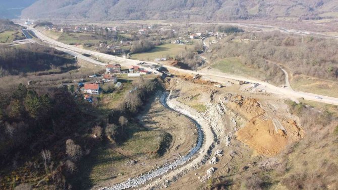Sel Afetinde Çöken Yola 35 Metre Uzunluğunda Köprü İnşa Ediliyor